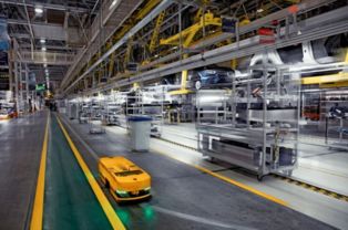 奔馳商務(wù)考察 參觀奔馳汽車(chē)工廠總裝線